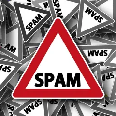 Mnóstwo znaków ostrzegawczych z napisem SPAM. Jeden duży, czerwono-biały znak ostrzega przed SPAM-em.