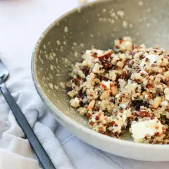 Schüssel mit Quinoa Tricolore, Pinienkernen und Feta. Perfekt zum Quinoa tricolore kochen.