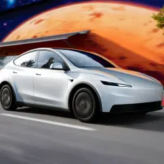 Biała Tesla Model Y pędzi po drodze. Zastanawiasz się, ile kosztuje najnowsza Tesla?