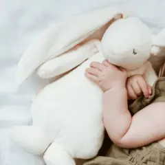 Od kiedy przytulanka dla niemowlaka? Kluczowe etapy rozwoju dziecka