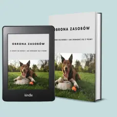 Książka i czytnik Kindle o obronie zasobów u psa. Pies leży na trawie przy misce z zabawką.