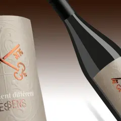 Étiquette de vin avec des clés croisées dorées et le texte "Visiblement différent by INESPENS". Un nom de cépage top 7 à découvrir.