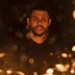 The Weeknd w płomieniach, jakby z jednego z jego mrocznych filmów.