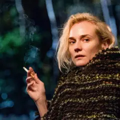 Diane Kruger w filmach, z papierosem w dłoni, otulona w gruby szal.