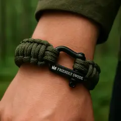 Pulsera de paracord que es un accesorio de supervivencia y moda, con cierre de grillete negro y logo "FRIENDLY SWEDE".