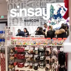 W Sinsay można płacić Blikiem. Sklep oferuje szeroki wybór akcesoriów i ubrań, a płatność Blikiem ułatwia zakupy.