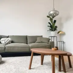Grüne Couch, die durchgesessen ist, aber mit neuen Kissen und einem Pouf wirkt sie frisch. Ideen für couch durchgesessen aufpolstern selber machen.