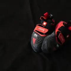 Czarne buty wspinaczkowe z czerwonymi akcentami, idealne buty wspinaczkowe dla początkujących, z rzepami i logo "OZONE".