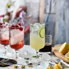 Orzeźwiające drinki z malinami i limonką, a obok składniki do przygotowania domowego alkoholu z wiśni.