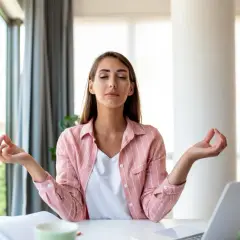 Jak homeopatia może pomóc w radzeniu sobie z silnym stresem