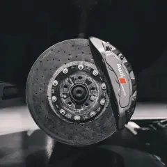 Hamulce ceramiczne Audi, z napisem "ceramic", w ciemnej, lekko fadingowej scenerii.