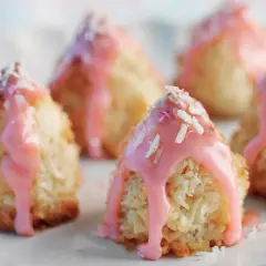 Små, konfektliknande kokostoppar med rosa glasyr och strössel. Ett enkelt och gott kokostoppar recept för fikat.