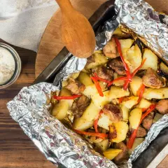 Co zrobić z fileta z kurczaka na szybko? Pieczone ziemniaki z kurczakiem i papryczką chili w folii aluminiowej.