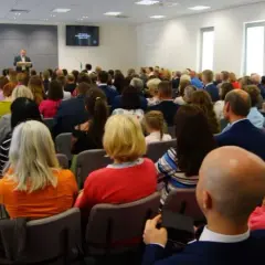 Czy świadkowie Jehowy obchodzą Wielkanoc? Odkryj ich przekonania