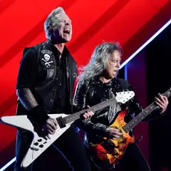 James Hetfield i Kirk Hammett z zespołu Metallica grają na gitarach podczas koncertu.
