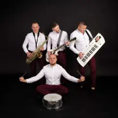 Zespół muzyczny grupa speed: saksofonista, gitarzysta, klawiszowiec i perkusista w białych koszulach i bordowych spodniach w kratę.