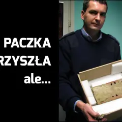 Mężczyzna trzyma paczkę z nietypową zawartością. Dowiedz się, jak bezpiecznie kupować w internecie, by uniknąć rozczarowań.