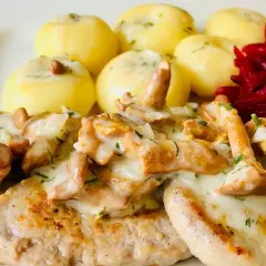Idealna surówka do polędwiczek w sosie kurkowym, która zachwyca smakiem