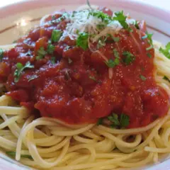 Spaghetti Napoli: Przepis na idealny włoski obiad. Poznaj sekret!
