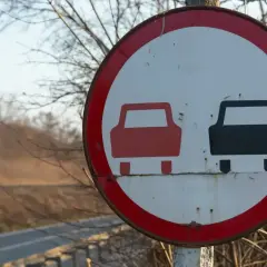 Znak zakazu wyprzedzania. Uważaj, bo za wyprzedzanie na zakazie grozi mandat.