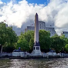 Kleopatras nål, en imponerande obelisk, står stolt vid Themsens strand, flankerad av två majestätiska sfinxer.