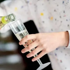 Sekt wird in ein Glas gegossen. Die Frage, wie lange ist Sekt haltbar, beschäftigt viele Genießer.