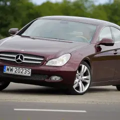 Bordowy Mercedes CLS na drodze. Poznaj jego dane techniczne i poczuj moc.