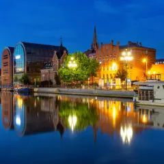 Piękne miasto nad rzeką, idealne na postój. Zobacz, co warto zobaczyć po drodze nad morze!