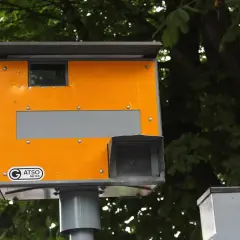 Pomarańczowy fotoradar ATSO Meter, gotowy do rejestrowania wykroczeń. Z jakiej odległości łapie fotoradar? To zależy od jego ustawień i przepisów.