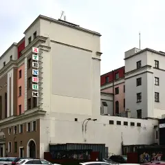 Teatr Ateneum im. Stefana Jaracza w Warszawie, budynek z charakterystycznym neonem.
