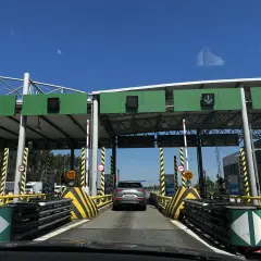 Samochód zbliża się do bramek autostrady A2. Czekamy na informację, do kiedy koncesja na A2 będzie obowiązywać, by móc przejechać bez opłat.