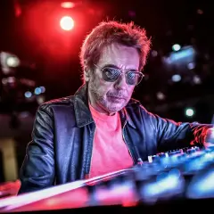 Jak Jean-Michel Jarre dotlenił muzykę elektroniczną przez *Oxygène*