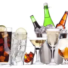 Różnorodne drinki i piwa, od czerwonego koktajlu po kufle złocistego trunku. Może nawet pol litra wodki czeka w ukryciu?