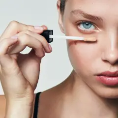 Jak aplikować korektor? Kluczowe miejsca i techniki dla perfekcyjnej cery