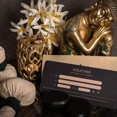 Relaksacyjny voucher do spa z motywem buddy, kwiatami i kamieniami. Idealny prezent dla bliskiej osoby.