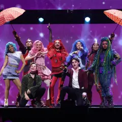 Kolorowa grupa młodych wykonawców na scenie, przygotowująca się do występu w "Następcy 4".