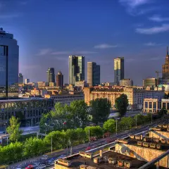 Warsaw towers w słońcu, nowoczesne budynki i Pałac Kultury.