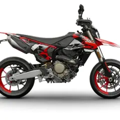 Moto supermotard Ducati roja y negra con detalles gráficos. Lista para la acción en cualquier terreno.