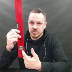 Jak korzystać z poziomicy, aby uniknąć błędów i uzyskać perfekcyjne pomiary