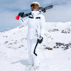Czapka pod kask narciarski - czy warto? Zalety i wady noszenia