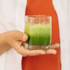 Beneficios sorprendentes del batido de espinacas y plátano para tu salud