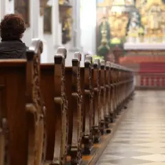 Ile osób chodzi do kościoła? Zaskakujące spadki frekwencji w Polsce