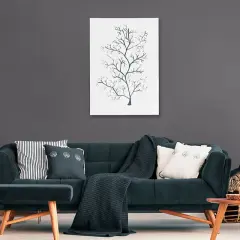 Nowoczesny salon z granatową kanapą, narzutą i poduszkami. Obraz z drzewem na ścianie. Czy szary pasuje do czarnego? Tak, tworzy elegancką, stonowaną całość.