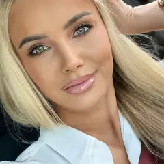 Monika Chwajoł, wiek nie gra roli, gdy ma się taką energię i styl. Uśmiechnięta blondynka w białej koszuli.