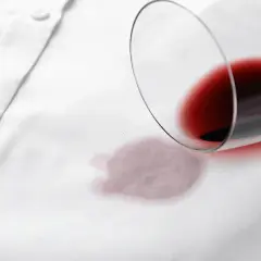 Jak skutecznie usunąć plamę z wina z białej bluzki bez śladów