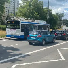 Natężenie ruchu w Gdyni. Trolejbus i samochody stoją w korku na ulicy.