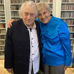 Jerzy Maksymiuk z żoną, otoczeni płytami CD, w domowym zaciszu.