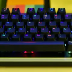 Klawiatura mechaniczna z podświetleniem RGB, idealna do tworzenia własnego rankingu klawiatur mechanicznych.