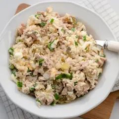 Szybka sałatka z ryżem i jajkiem, pełna smaku i sycąca. Idealna na szybki lunch lub kolację.
