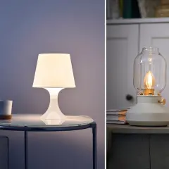 Dos lámparas, una moderna y otra de estilo antiguo con cristal transparente, iluminan la noche.